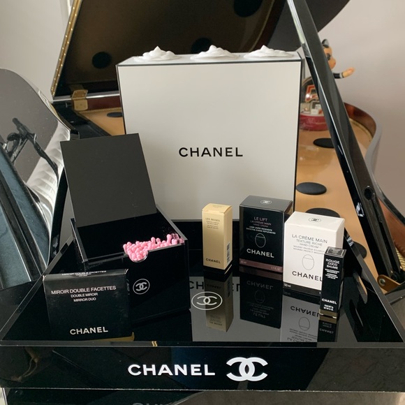 CHANEL | Vanity / Cosmetic Essentials - Picture 8 of 13